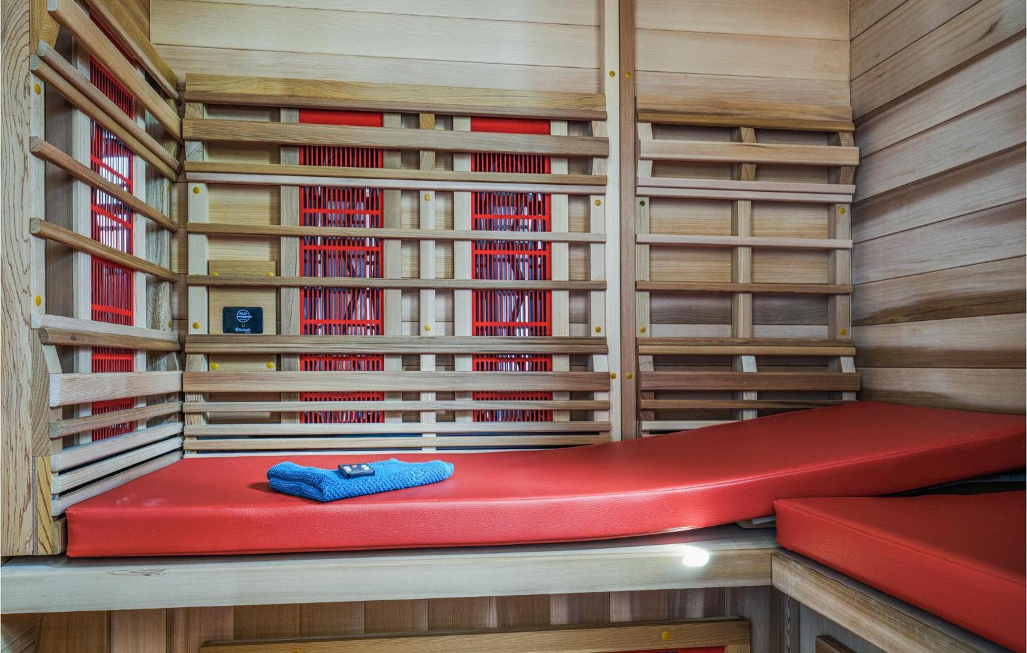 Nice Home In Heinkenszand With Sauna Экстерьер фото